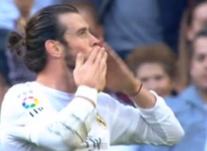 Gareth Bale puszija a közönség felé